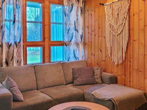 uma sala de estar com um sofá e uma janela em Holiday Home Ylläskarpalo 3 päätyhuoneisto by Interhome em Äkäslompolo