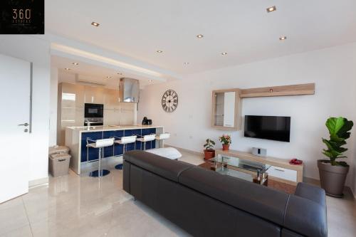 En sittgrupp på Penthouse with BBQ Kitchen Island & Massive Living room by 360 Estates