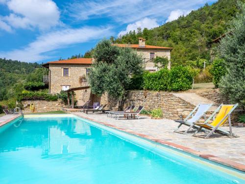 eine Villa mit einem Pool und einem Haus in der Unterkunft Apartment Giallo by Interhome in Cortemilia