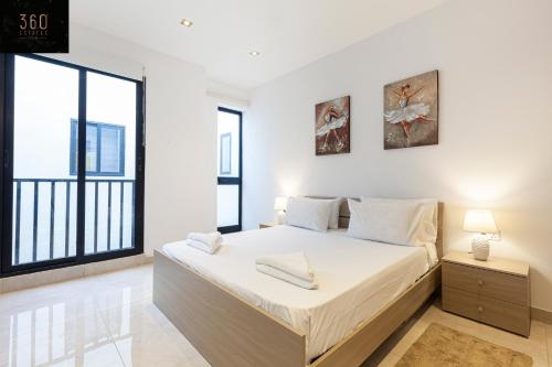 Säng eller sängar i ett rum på Penthouse with BBQ Kitchen Island & Massive Living room by 360 Estates