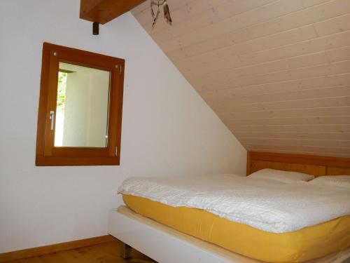 CorzonesoにあるHoliday Home Rustico L'Hibou by Interhomeのベッドルーム1室(ベッド1台、壁掛け鏡付)