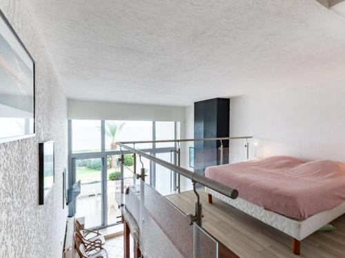 une chambre avec un lit et un balcon dans l'établissement Apartment Les Corailleurs by Interhome, à Saint-Aygulf