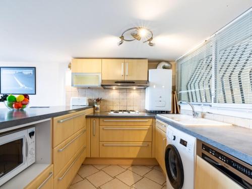 une cuisine avec un évier et un lave-vaisselle dans l'établissement Apartment Les Corailleurs by Interhome, à Saint-Aygulf