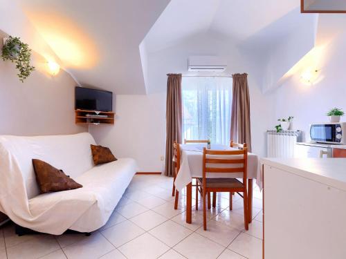 Kuchyň nebo kuchyňský kout v ubytování Apartment Bruno-1 by Interhome