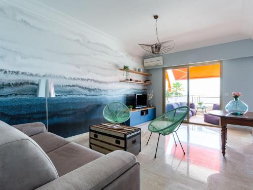 un salon avec un canapé et un tableau au mur dans l'établissement Apartment de la mer by Interhome, à Villeneuve-Loubet