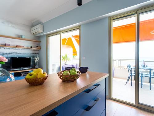 une cuisine avec deux paniers de fruits sur un comptoir dans l'établissement Apartment de la mer by Interhome, à Villeneuve-Loubet