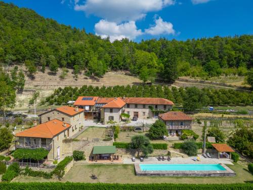 een luchtzicht op een huis met een zwembad bij Apartment Rosso by Interhome in Cortemilia