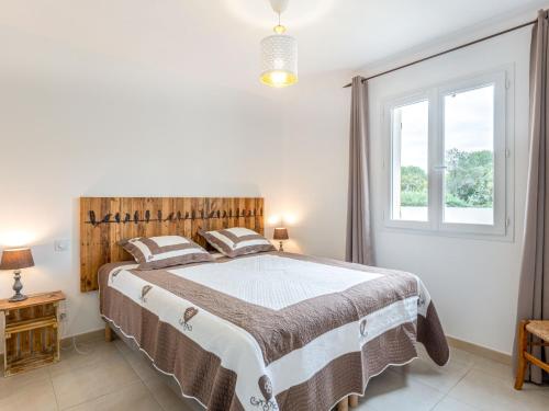 Un dormitorio con una cama grande y una ventana en Holiday Home A la porte d'Avignon by Interhome en Laudun