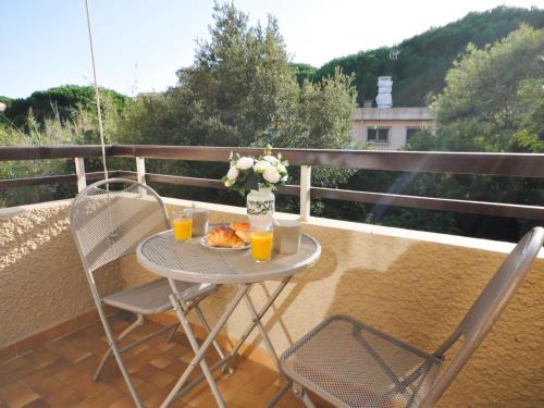 - une table et des chaises sur un balcon avec du jus d'orange dans l'établissement Apartment Evasion-1 by Interhome, à Cavalaire-sur-Mer