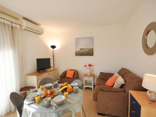 un salon avec un canapé et une table dans l'établissement Apartment Evasion-1 by Interhome, à Cavalaire-sur-Mer