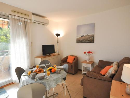 un salon avec un canapé et une table dans l'établissement Apartment Evasion-1 by Interhome, à Cavalaire-sur-Mer