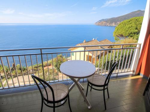 einen Tisch und Stühle auf einem Balkon mit Meerblick in der Unterkunft Apartment Agave by Interhome in Litorno