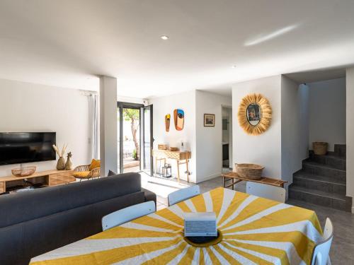 un salon avec un canapé et une table dans l'établissement Holiday Home St Cyprien Plage by Interhome, à San Ciprianu