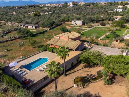 uma vista aérea de uma casa com piscina em Villa Sa Tanca by Interhome em Portol