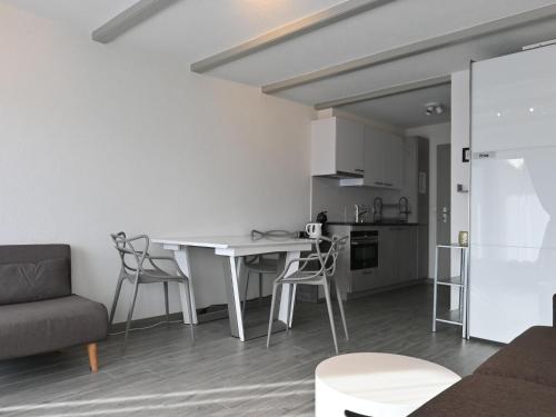 uma cozinha e sala de estar com mesa e cadeiras em Studio Orion RS6 by Interhome em Ovronnaz