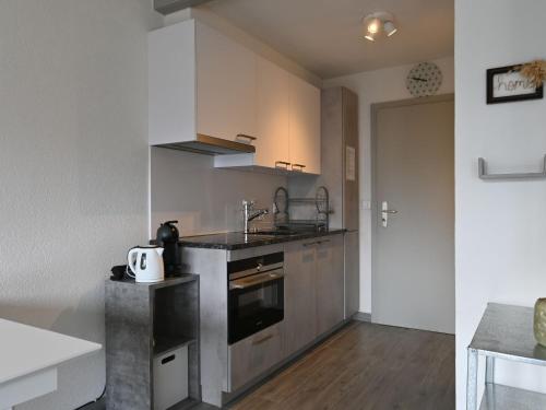 uma cozinha com um lavatório e um fogão em Studio Orion RS6 by Interhome em Ovronnaz