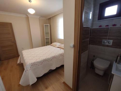a small bedroom with a bed and a shower at Duplex 41 in the city center of Umraniye Alemdag caddesi Istanbul in Sarıgazi