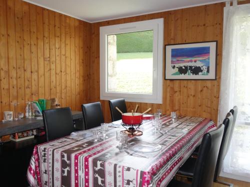 une salle à manger avec une table et des chaises et une fenêtre dans l'établissement Apartment Le Nerey-1 by Interhome, à Saint-Gervais-les-Bains