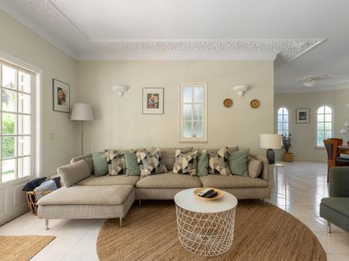 維拉摩拉的住宿－Villa Villa Verde by Interhome，客厅配有沙发和桌子