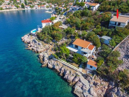 una vista aérea de una casa en una isla rocosa en el agua en Apartment Starigrad-4 by Interhome en Starigrad