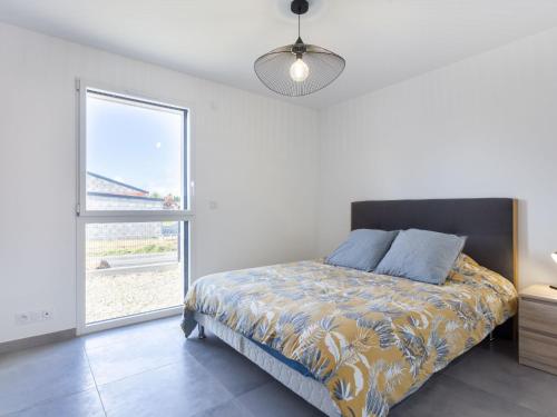 une chambre avec un lit et une grande fenêtre dans l'établissement Holiday Home Bollevilla by Interhome, à Bolleville