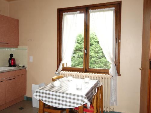 サン・ジェルヴェ・レ・バンにあるApartment Grizzli-1 by Interhomeの窓、テーブル付きのキッチンが備わります。