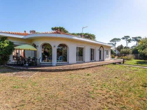 une maison avec une grande cour devant elle dans l'établissement Holiday Home Ile de France by Interhome, à Labenne