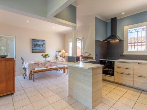 une cuisine avec un comptoir et une table à l'intérieur dans l'établissement Holiday Home Ile de France by Interhome, à Labenne