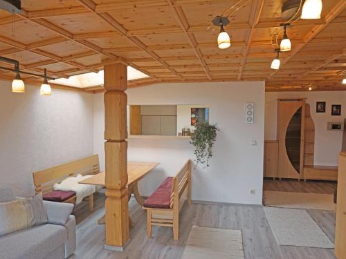 - un salon avec un plafond en bois dans l'établissement Apartment Romantik Chalet Karin-3 by Interhome, à Sellrain