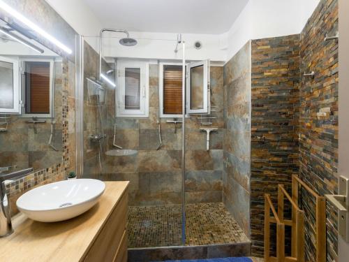 une salle de bain avec une douche en verre et un lavabo dans l'établissement Apartment le Grand Foc-1 by Interhome, à Capbreton