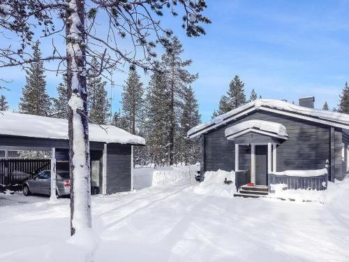 eine Hütte im Schnee mit einem daneben geparkten Auto in der Unterkunft Holiday Home Metso-pirtti by Interhome in Saariselkä