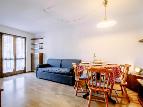 - un salon avec une table et un canapé dans l'établissement Apartment Al Parco-5 by Interhome, à Canazei