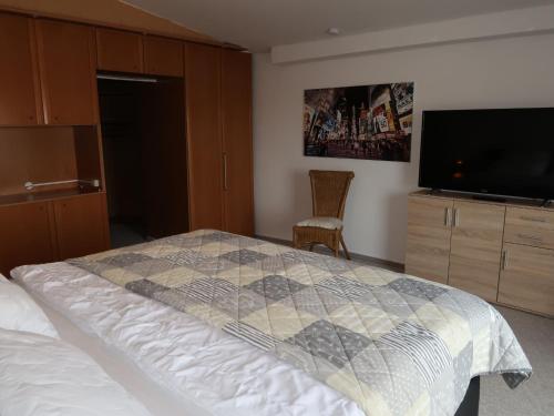 Un pat sau paturi într-o cameră la Apartment Sturm by Interhome