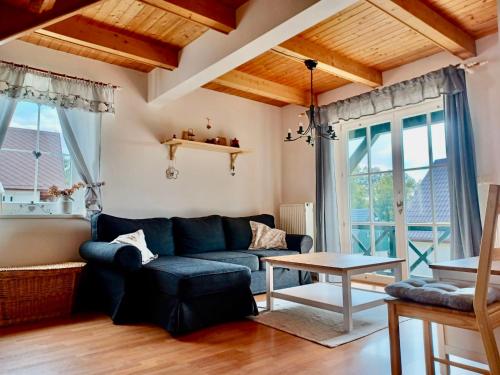 salon z niebieską kanapą i stołem w obiekcie Holiday Home Holiday Hill 47 by Interhome w mieście Lauterwasser