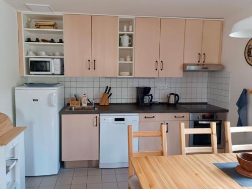 kuchnia z białą lodówką i białymi szafkami w obiekcie Holiday Home Holiday Hill 47 by Interhome w mieście Lauterwasser