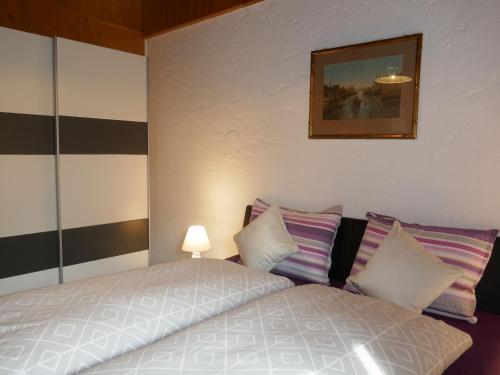 1 dormitorio con 1 cama y una foto en la pared en Holiday Home Cà Listra by Interhome, en Gudo
