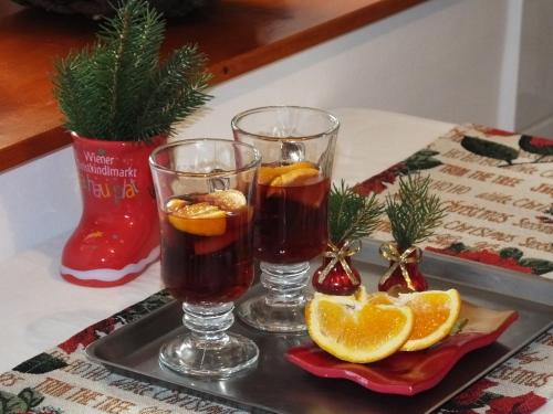 two glasses of tea and oranges on a tray at Tulipán Ház in Bodony