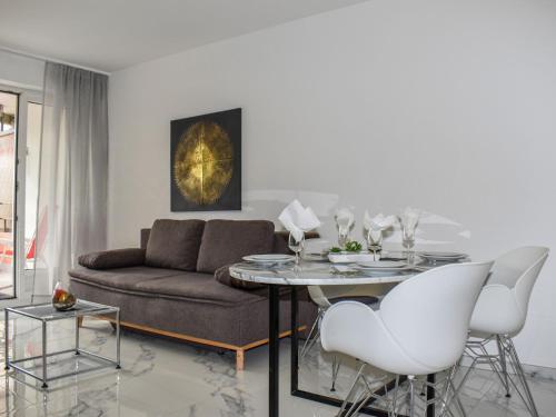 - un salon avec un canapé, une table et des chaises dans l'établissement Apartment Lago di Lugano-9 by Interhome, à Bissone