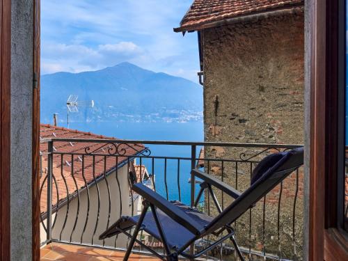 einen Stuhl auf einem Balkon mit Meerblick in der Unterkunft Apartment Ca' Pia by Interhome in San Siro