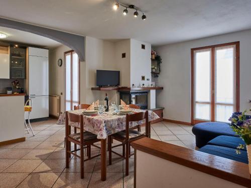 eine Küche und ein Wohnzimmer mit Tisch und Stühlen in der Unterkunft Apartment Ca' Pia by Interhome in San Siro