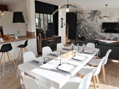 een eetkamer met een witte tafel en witte stoelen bij Holiday Home Villa Ty Coz by Interhome in Cléder