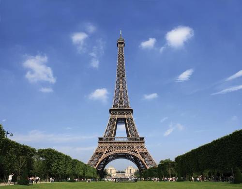 widok na wieżę Eiffel w słoneczny dzień w obiekcie Superbe appartement très confortable w mieście Serris