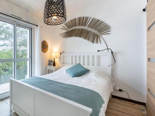 une chambre avec un lit blanc avec un oreiller bleu dans l'établissement Apartment Marines-3 by Interhome, à Soorts-Hossegor