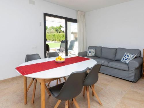 uma sala de estar com uma mesa e cadeiras e um sofá em Villa Isabel by Interhome em L'Ametlla de Mar