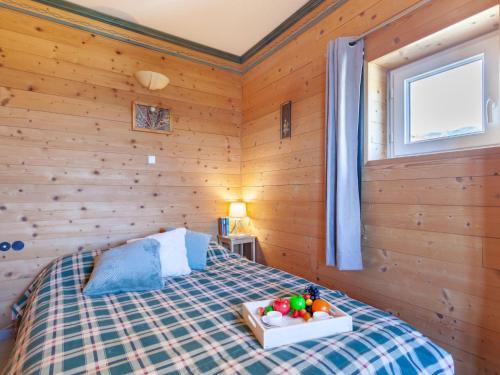 - une chambre avec un lit et un plateau de fruits dans l'établissement Apartment Baikonour-7 by Interhome, au Corbier