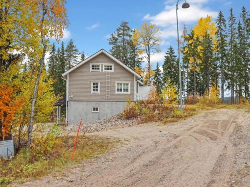 ein Haus an der Seite einer unbefestigten Straße in der Unterkunft Holiday Home Isohukka by Interhome in Hyrynsalmi