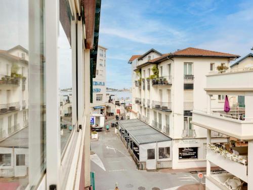 une vue aérienne sur une rue de la ville avec des bâtiments dans l'établissement Apartment Albarade by Interhome, à Saint-Jean-de-Luz