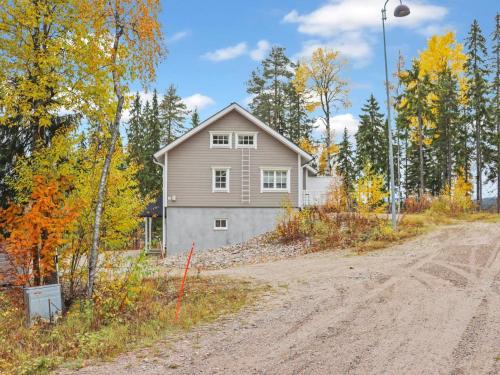 ein Haus an der Seite einer unbefestigten Straße in der Unterkunft Holiday Home Pikkuhukka by Interhome in Hyrynsalmi