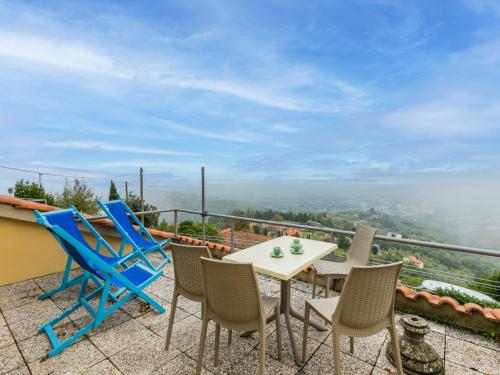 een patio met stoelen en een tafel met uitzicht bij Apartment Dalia by Interhome in Lamporecchio