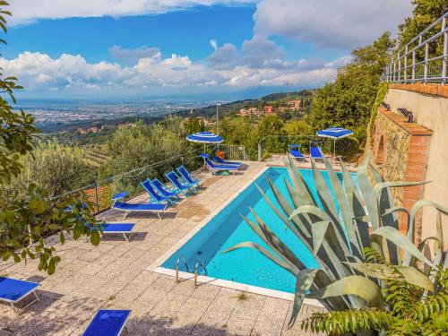 een zwembad met stoelen en uitzicht op de stad bij Apartment Dalia by Interhome in Lamporecchio